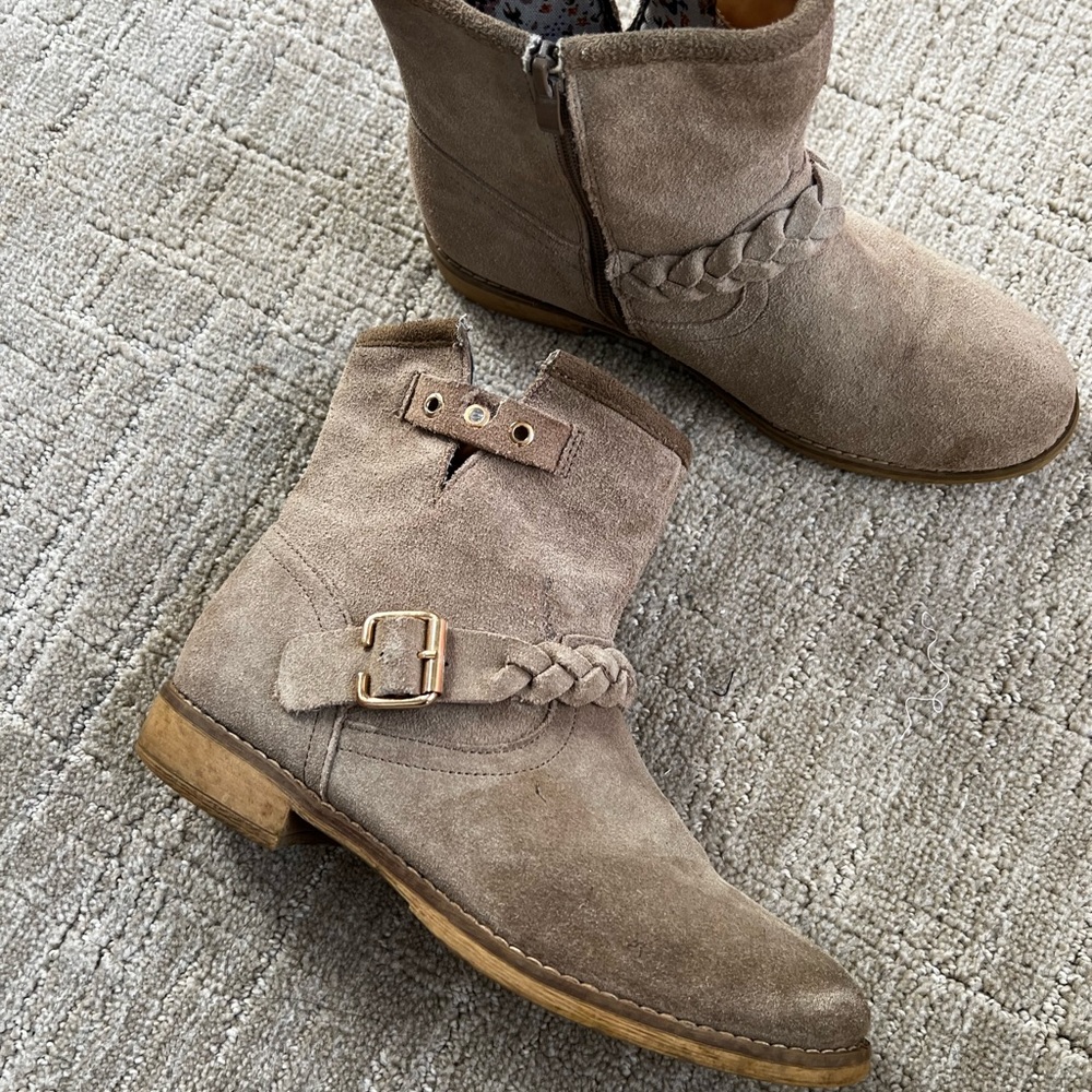 Sketchers suede ankle boots